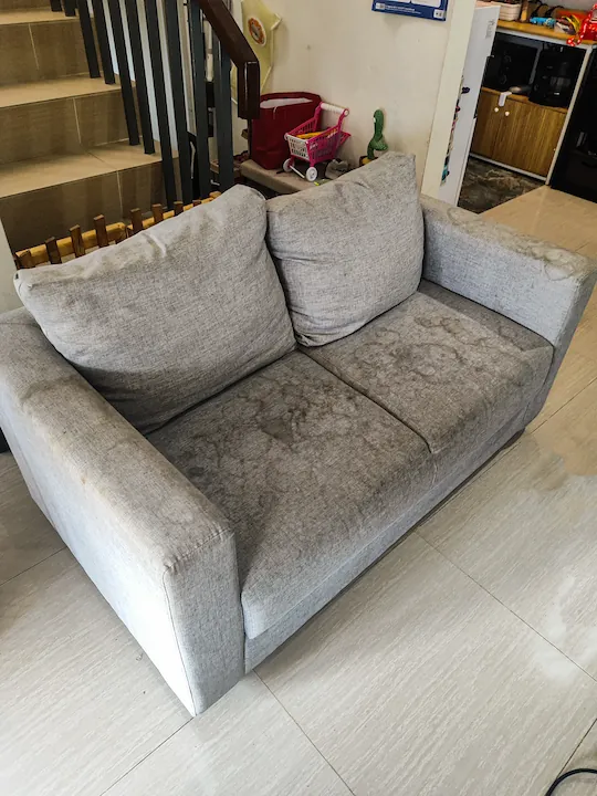 Sofa sebelum dicuci - bernoda dan kusam